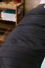 60138-4292-13-10_2; Finlayson Ruoko Satiinityynyliina Musta / Harmaa / 50x60 cm