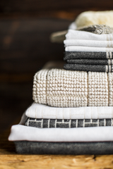 70168-0001-02-06_2; 70167-0001-02-12_2; Finlayson Tamminiemi Käsipyyhe Musta / Pellava / 50x70 cm