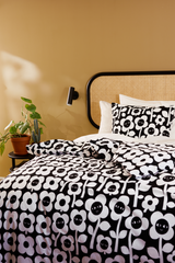 60682-5492-01-05_2; Finlayson Kukkariemu Parivuoteen pussilakanasetti Musta / Valkoinen / 240x210 + 50x60 cm