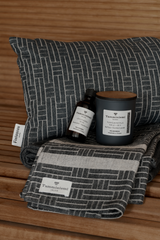 70284-0001-02-04_2; Finlayson Tamminiemi Saunatyyny Musta / Pellava / 25x50 cm