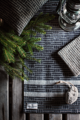 70284-0001-02-04_1; Finlayson Tamminiemi Saunatyyny Musta / Pellava / 25x50 cm